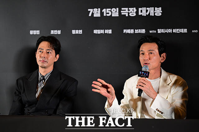 이날 영화 '호프'의 언론시사 후 나홍진 감독이 취재진의 질문을 듣고 있다.