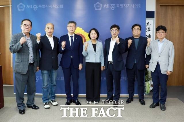 안신일 세종시의회 의장(왼쪽 3번째)이 6일 제5대 세종시장직 인수위원회 행정수도TF팀과 만나 행정수도 완성을 위한 협력 방안을 논의한 뒤 기념촬영울 하고 있다. /세종시의회