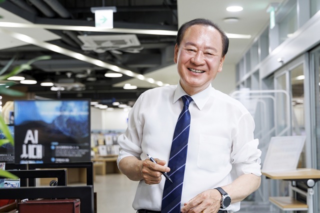 유동균 마포구청장이 6일 오전 11시 마포구청 시청각실에서 '민선 9기 마포구 비전 기자설명회'를 개최했다. /마포구