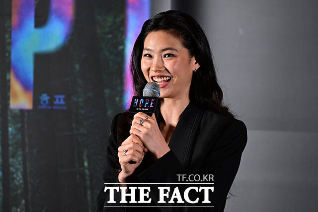 이날 영화 '호프'의 언론시사 후 나홍진 감독이 취재진의 질문을 듣고 있다.