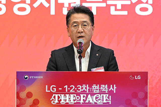 기념촬영 하는 류재철 LG전자 사장과 주병기 공정거래위원장, 하범종 LG 사장(왼쪽부터).