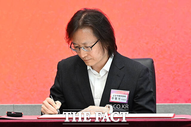 기념촬영 하는 류재철 LG전자 사장과 주병기 공정거래위원장, 하범종 LG 사장(왼쪽부터).