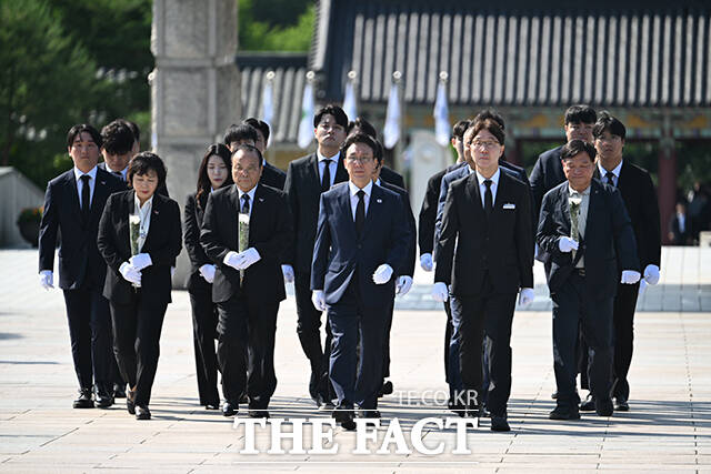김민석 전 국무총리(가운데)가 6일 오전 전남광주 북구 국립 5·18 민주묘지에서 참배하고 있다. /전남광주=박헌우 기자
