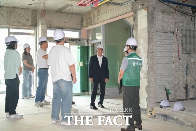 최원철 공주시장이 지난 3일 금성동에 조성 중인 공공형 외국인 계절근로자 숙소 현장을 점검하고 있다. /공주시