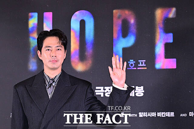이날 영화 '호프'의 언론시사 후 나홍진 감독이 취재진의 질문을 듣고 있다.