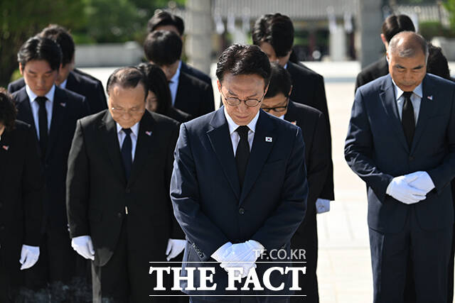 김민석 전 국무총리(가운데)가 6일 오전 전남광주 북구 국립 5·18 민주묘지에서 참배하고 있다. /전남광주=박헌우 기자