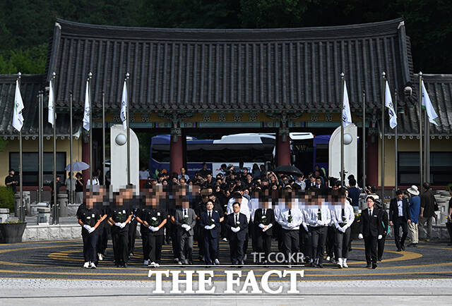 고교야구 대회 도중 상대 팀 광주제일고를 향해 '스타벅스 가야지' 응원 구호를 외쳐 논란을 빚은 배재고등학교 야구부가 6일 오후 광주제일고 야구부와 함께 전남광주 북구 국립5.18민주묘지를 찾아 참배를 위해 이동하고 있다. /전남광주=박헌우 기자