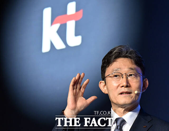 박윤영 KT대표가 6일 서울 광진구 풀만 앰배서더 서울 이스트폴 호텔에서 취임 첫 기자간담회를 열고 'AX 플랫폼 컴퍼니' 도약을 위한 핵심 전략을 발표하고 있다. /이새롬 기자