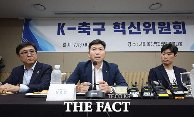 유승민 공동위원장의 발언 듣는 최휘영 장관과 박지성 위원.
