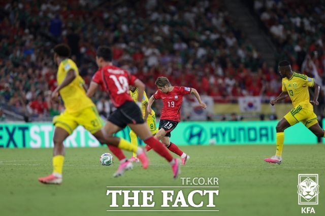 지난달 25일(한국시간) 열린 2026북중미월드컵 A조 조별리그 남아공전에서 이강인(오른쪽 두번째)이 전방으로 패스를 내주고 있다./몬테레이(멕시코)=KFA