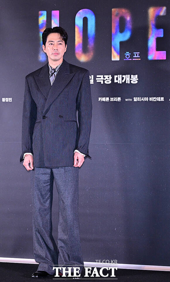 이날 영화 '호프'의 언론시사 후 나홍진 감독이 취재진의 질문을 듣고 있다.