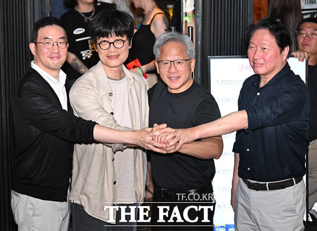 젠슨 황 엔비디아 최고경영자(CEO)가 지난달 5일 서울 마포구 서교동의 한 고깃집에서 구광모 LG회장, 이해진 네이버 의장, 최태원 SK회장(왼쪽부터)과 삼겹살 회동을 하는 도중 기념촬영하고 있다. /이새롬 기자