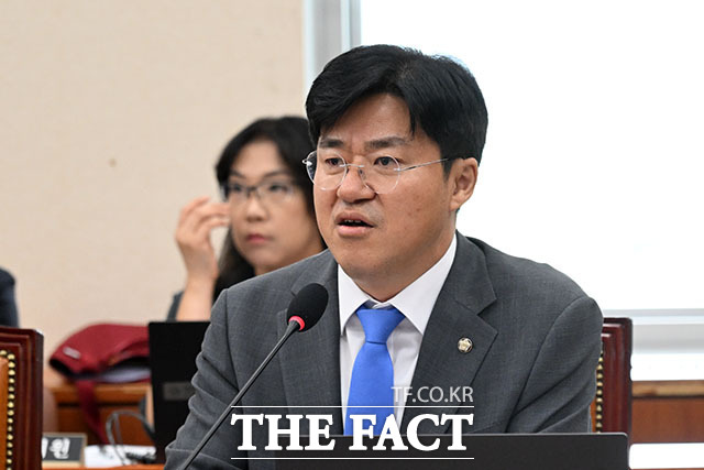 여당 간사로 선임된 박상혁 더불어민주당 의원(왼쪽)이 유동수 위원장과 인사를 나누고 있다.