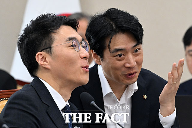 송기헌 위원장(오른쪽)이 간사로 선임된 한준호 더불어민주당 의원과 인사를 나누고 있다.