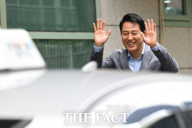 이용객 배웅하는 오 시장.