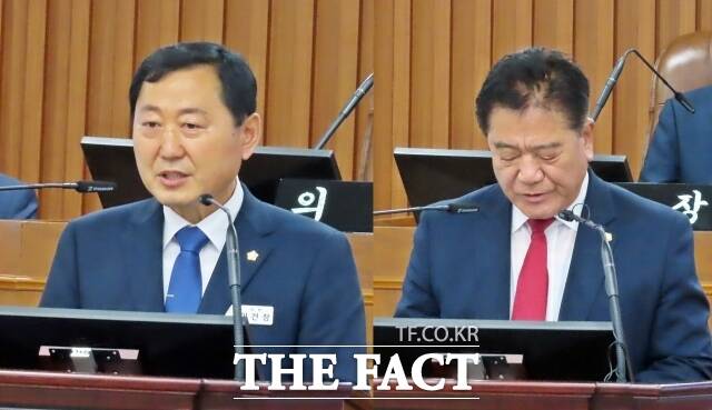 제10대논산시의회 전반기 의장으로 선출된 이건창 시의원(왼쪽)과 부의장으로 선출된 이상구 시의원이 각각 당선인사를 하고 있다. /김형중기자