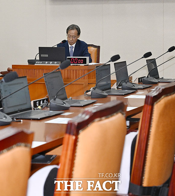 여당 간사로 선임된 박상혁 더불어민주당 의원(왼쪽)이 유동수 위원장과 인사를 나누고 있다.
