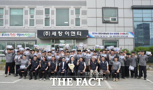 장기수 천안시장이 1일 생활폐기물 대행업체 세창이엔티를 방문해 환경미화원들과 기념 촬영을 하고 있다. /천안시