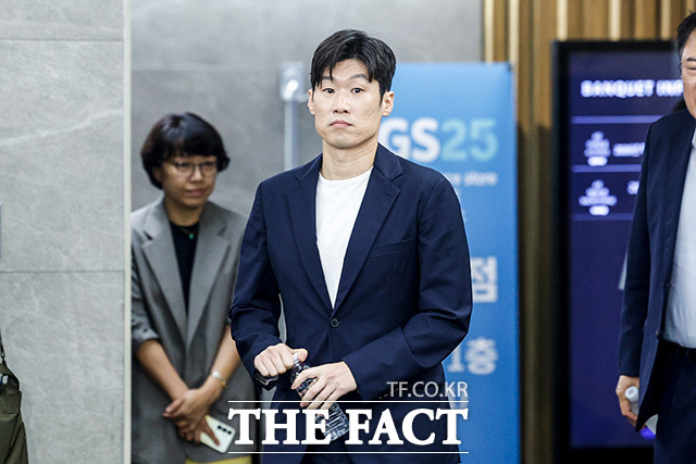 회의장에 입장하고 있는 박지성 위원.