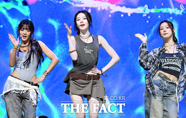 그룹 아이들 슈화와 우기, 민니, 소연, 미연(왼쪽부터)이 6일 오후 서울 광진구 예스24 라이브홀에서 열린 미니9집 '위 메이드' 쇼케이스에서 타이틀곡 '김미 댓 러브' 무대를 선보이고 있다. /이새롬 기자