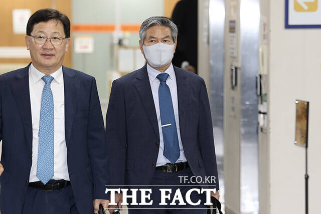 사드(THAAD·고고도미사일방어체계) 기밀 유출 혐의 등을 받는 정의용 전 국가안보실장, 정경두 전 국방부 장관(왼쪽부터)이 6일 오전 서울 서초구 서울중앙지방법원에서 열린 공판에 출석하고 있다. /박상민 기자