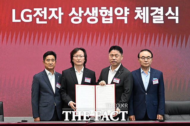 기념촬영 하는 류재철 LG전자 사장과 주병기 공정거래위원장, 하범종 LG 사장(왼쪽부터).