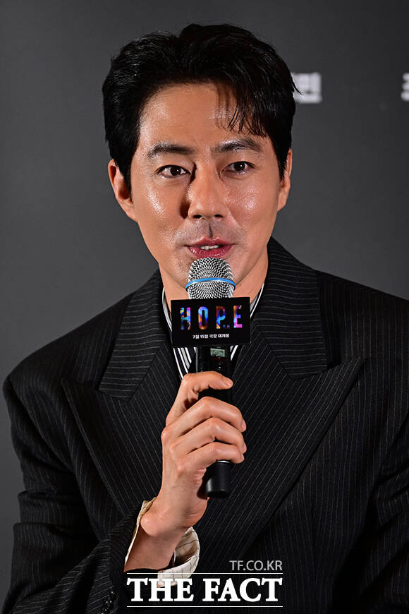 이날 영화 '호프'의 언론시사 후 나홍진 감독이 취재진의 질문을 듣고 있다.