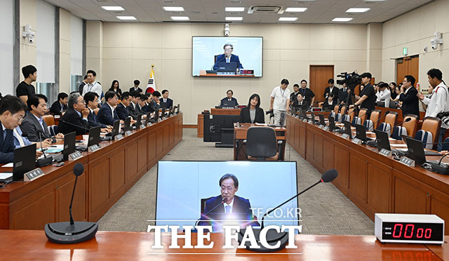 여당 간사로 선임된 박상혁 더불어민주당 의원(왼쪽)이 유동수 위원장과 인사를 나누고 있다.