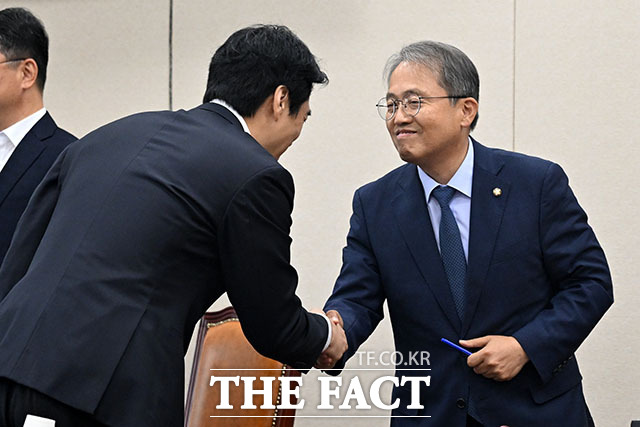 송기헌 위원장(오른쪽)이 간사로 선임된 한준호 더불어민주당 의원과 인사를 나누고 있다.