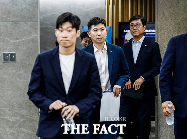 회의장에 입장하는 박지성 위원과 유승민 대한체육회장, 최휘영 장관(왼쪽부터).