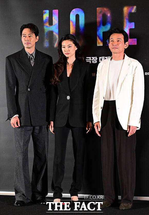 이날 영화 '호프'의 언론시사 후 나홍진 감독이 취재진의 질문을 듣고 있다.