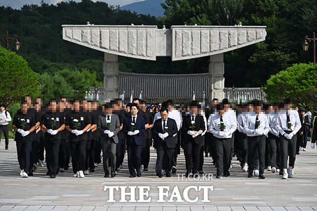 고교야구 대회 도중 상대 팀 광주제일고를 향해 '스타벅스 가야지' 응원 구호를 외쳐 논란을 빚은 배재고등학교 야구부가 6일 오후 광주제일고 야구부와 함께 전남광주 북구 국립5.18민주묘지를 찾아 참배를 위해 이동하고 있다. /전남광주=박헌우 기자