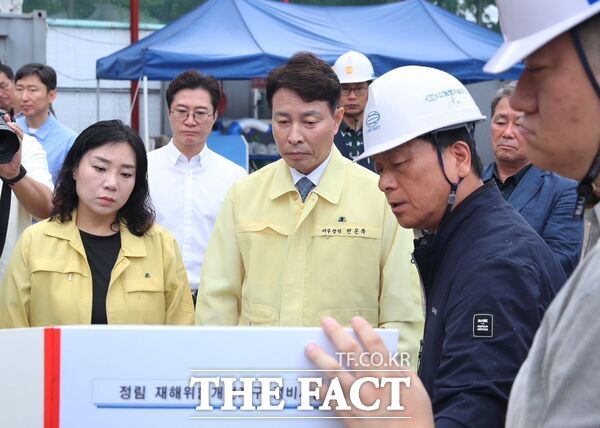 전문학 대전시 서구청장이 취임 후 100일 동안 매일 지역 곳곳의 민생 현장을 찾아 주민들과 소통하는 구민주권 현장행정을 이어간다. 전문학 서구청장이 6일 오전 정림자연재해위험개선지구를 살피고 있다. /대전시 서구