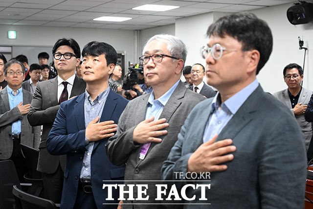 정연욱 국민의힘 의원(가운데)과 한동훈 무소속 의원을 비롯한 참석자들이 6일 오후 서울 여의도 국회 의원회관에서 열린 ‘월드컵 이후, 한국 축구 살리는 골든 타임: 한국 축구 긴급 토론회’에 참석해 기념 촬영을 하고 있다. /국회=서예원 기자