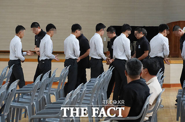 고교야구 대회 도중 상대 팀 광주제일고를 향해 '스타벅스 가야지' 응원 구호를 외쳐 논란을 빚은 배재고등학교 야구부가 6일 오후 전남광주 북구 광주제일고등학교를 찾아 사과하고 있다. /전남광주=박헌우 기자