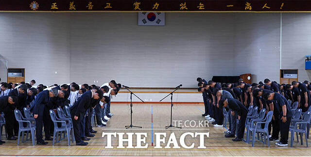 고교야구 대회 도중 상대 팀 광주제일고를 향해 '스타벅스 가야지' 응원 구호를 외쳐 논란을 빚은 배재고등학교 야구부가 6일 오후 전남광주 북구 광주제일고등학교를 찾아 사과하고 있다. /전남광주=박헌우 기자