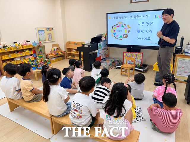 충남도교육청이 도내 한 유치원에서 원아들을 대상으로 '찾아가는 학생 인권교육'을 진행하고 있다. /충남도교육청