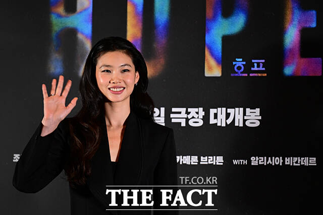 이날 영화 '호프'의 언론시사 후 나홍진 감독이 취재진의 질문을 듣고 있다.