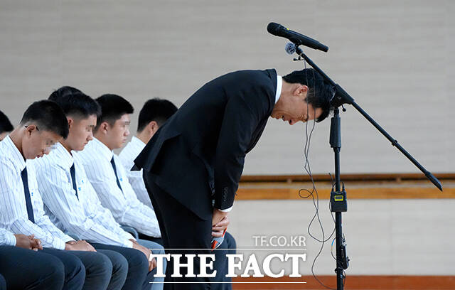 고개 숙인 이효준 서울 배재고 교장.