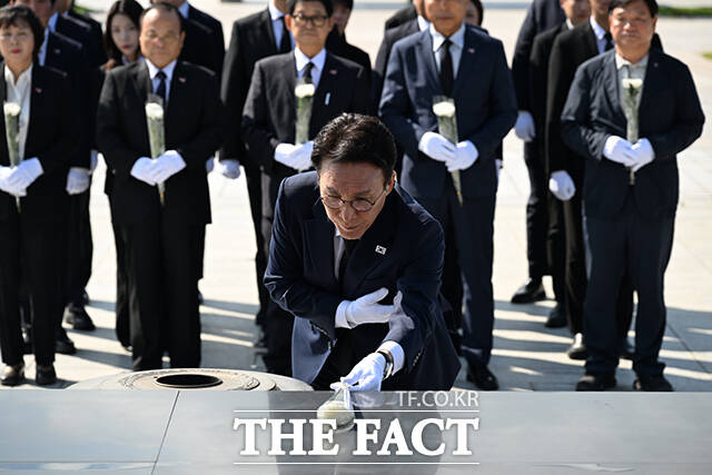 김민석 전 국무총리(가운데)가 6일 오전 전남광주 북구 국립 5·18 민주묘지에서 참배하고 있다. /전남광주=박헌우 기자