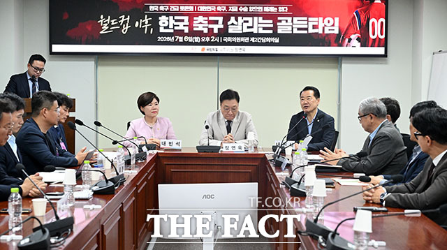 정연욱 국민의힘 의원(가운데)과 한동훈 무소속 의원을 비롯한 참석자들이 6일 오후 서울 여의도 국회 의원회관에서 열린 ‘월드컵 이후, 한국 축구 살리는 골든 타임: 한국 축구 긴급 토론회’에 참석해 기념 촬영을 하고 있다. /국회=서예원 기자