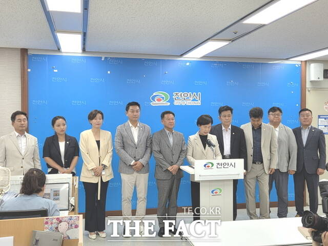 엄소영 의장과 제10대 천안시의회 상임위원장단이 6일 오전 천안시청 브리핑실에서 개원 후 첫 브리핑을 하고 있다. /정효기 기자