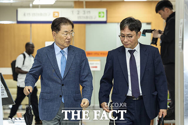 사드(THAAD·고고도미사일방어체계) 기밀 유출 혐의 등을 받는 정의용 전 국가안보실장, 정경두 전 국방부 장관(왼쪽부터)이 6일 오전 서울 서초구 서울중앙지방법원에서 열린 공판에 출석하고 있다. /박상민 기자