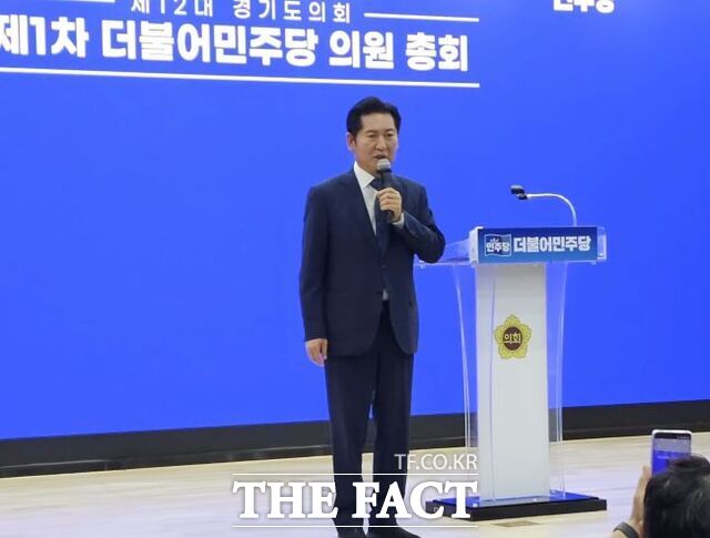 정청래 더불어민주당 전 대표가 6일 경기도의회 민주당 의총 현장을 찾아 당선 축하 인사를 하고 있다. /이승호 기자