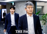  혁신위 첫 회의 입장하는 김승희 축구협회 전무이사와 박주호 해설위원 [포토]