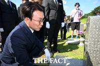  윤상원 열사 묘역 살피는 김민석 전 총리 [포토]