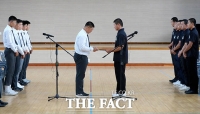  광주제일고에 사과문 전달하는 배재고 야구부 주장 [포토]