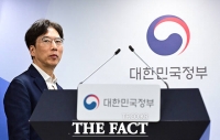  발언대로 향하는 천진우 최고과학기술인상 수상자 [포토]
