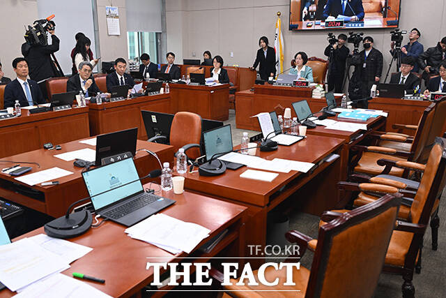 여야가 이토록 법사위원장 자리에 사활을 거는 이유는 법사위가 다른 상임위 의결 법안 내용까지 사실상 좌우할 수 있는 체계·자구 심사권을 쥐고 있기 때문이다. 사진은 국민의힘 법사위 위원들이 지난 3월 18일 법제사법위원회 전체회의에서 중대범죄수사청(중수청) 설치법안을 처리하기에 앞서 퇴장해 자리가 비어 있는 모습. /남용희 기자