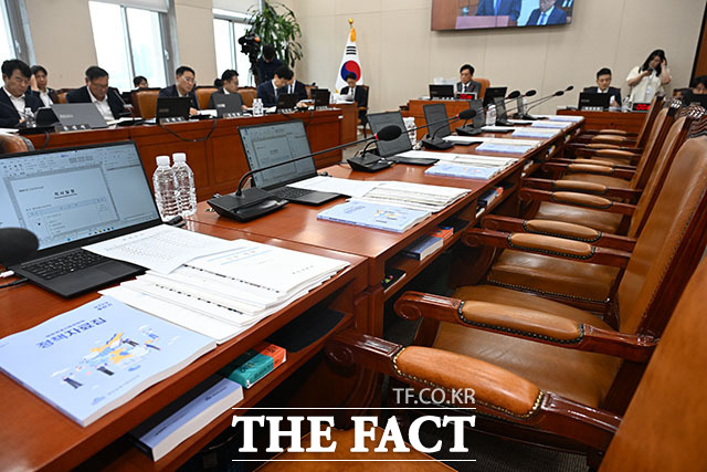 국회 정상화가 난망이다. 사진은 7일 오후 서울 여의도 국회에서 재정경제기획위원회 제1차 전체회의가 열린 가운데 국민의힘 의원석이 빈 모습. /서예원 기자